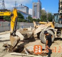 爆艹黑逼高温下的坚守｜道路建设者用汗水铺就畅通路